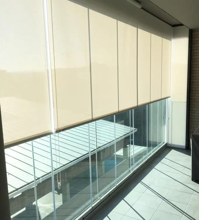 Rideau de verre, solution servant à fermer un balcon arrondi et courbé